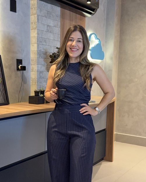 Portrait of Thaís Hipólito, children's photographer, smiling in her studio